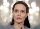 Angelina Jolie chỉ trích Donald Trump, kêu gọi từ bi Angelina Jolie chỉ trích Donald Trump, kêu gọi từ bi
