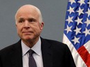 Ông McCain tiếp tục "oanh tạc người nhà" Ông McCain tiếp tục "oanh tạc người nhà"