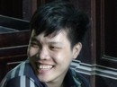 Thanh niên đâm kẻ ghẹo vợ cười hớn hở trước tòa Thanh niên đâm kẻ ghẹo vợ cười hớn hở trước tòa