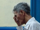 Ông lão nhặt ve chai cụt tay lôi cổ, hiếp dâm bé gái Ông lão nhặt ve chai cụt tay lôi cổ, hiếp dâm bé gái
