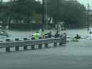 Bão Harvey: "Sợi xích người" cứu nạn nhân trong nước lũ Bão Harvey: "Sợi xích người" cứu nạn nhân trong nước lũ