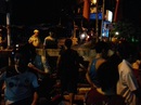 Dân bao vây nhóm người nghi bán hàng dỏm do phường giới thiệu Dân bao vây nhóm người nghi bán hàng dỏm do phường giới thiệu