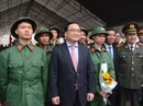 Bí thư Hà Nội xúc động chia tay thanh niên tòng quân Bí thư Hà Nội xúc động chia tay thanh niên tòng quân