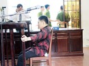 Quặn thắt lòng với bé gái nơi sân tòa Quặn thắt lòng với bé gái nơi sân tòa