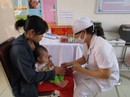 Lướt điện thoại kiểm tra lịch tiêm chủng cho trẻ Lướt điện thoại kiểm tra lịch tiêm chủng cho trẻ