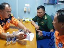 16 giờ vật lộn cứu ngư dân bị nạn khi áp thấp cận kề 16 giờ vật lộn cứu ngư dân bị nạn khi áp thấp cận kề