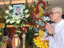 NS Phước Sang xuống tóc thọ tang cha NS Phước Sang xuống tóc thọ tang cha