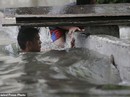 Bão vừa đổ bộ, người dân Philippines ngụp lặn trong nước lũ Bão vừa đổ bộ, người dân Philippines ngụp lặn trong nước lũ