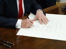 Tân Tổng thống Trump kí sắc lệnh đầu tiên trong phòng Bầu dục Tân Tổng thống Trump kí sắc lệnh đầu tiên trong phòng Bầu dục