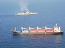 Trực thăng Ấn Độ giúp tàu Trung Quốc chặn cướp biển Trực thăng Ấn Độ giúp tàu Trung Quốc chặn cướp biển