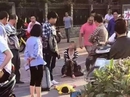 Không xin được việc, mẹ giẫm lên người con gái giữa đường Không xin được việc, mẹ giẫm lên người con gái giữa đường