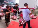 Clip: Gia đình chú rể gánh tiền mặt sang nhà cô dâu để khoe sự giàu có Clip: Gia đình chú rể gánh tiền mặt sang nhà cô dâu để khoe sự giàu có