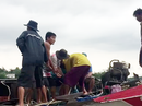 Ngụp lặn tìm "tài" dưới dòng Hàm Luông Ngụp lặn tìm "tài" dưới dòng Hàm Luông