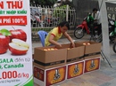 Trái cây ngoại tràn xuống vỉa hè bán Tết Trái cây ngoại tràn xuống vỉa hè bán Tết