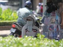 Người Sài Gòn vật vã trong nắng nóng Người Sài Gòn vật vã trong nắng nóng