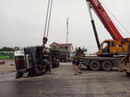 Bị xe container lật đè, một người chết biến dạng Bị xe container lật đè, một người chết biến dạng