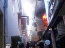 Người phụ nữ kẹt trong đám cháy ở phố Bùi Viện sáng cuối năm Người phụ nữ kẹt trong đám cháy ở phố Bùi Viện sáng cuối năm