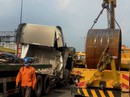 Kinh hãi cuộn thép đè bẹp cabin xe đầu kéo Kinh hãi cuộn thép đè bẹp cabin xe đầu kéo