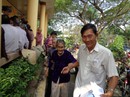 Tướng Nguyễn Việt Thành trao quà cho dân nghèo đón Tết Tướng Nguyễn Việt Thành trao quà cho dân nghèo đón Tết