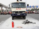 Xe máy cháy ngùn ngụt sau khi bị tông, 2 người thương vong Xe máy cháy ngùn ngụt sau khi bị tông, 2 người thương vong