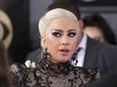 Hoa hồng trắng ngập thảm đỏ Grammy 2018 Hoa hồng trắng ngập thảm đỏ Grammy 2018