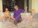 Mặn mòi phận đời phụ nữ dập dềnh theo sóng biển mưu sinh Mặn mòi phận đời phụ nữ dập dềnh theo sóng biển mưu sinh