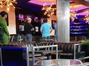 Điều tra vụ 1 người tử vong do trúng đá xanh trước quán bar Điều tra vụ 1 người tử vong do trúng đá xanh trước quán bar