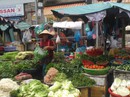 Nước ngập lênh láng, tiểu thương nghỉ bán, giá rau củ thịt tăng vọt Nước ngập lênh láng, tiểu thương nghỉ bán, giá rau củ thịt tăng vọt
