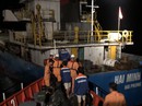 Cứu 3 thuyền viên rơi xuống biển do tàu va đá ngầm ở vịnh Vân Phong Cứu 3 thuyền viên rơi xuống biển do tàu va đá ngầm ở vịnh Vân Phong