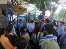 Cư dân ở lại Quỹ phát triển nhà ở TP HCM đến nửa đêm để đòi căn hộ Cư dân ở lại Quỹ phát triển nhà ở TP HCM đến nửa đêm để đòi căn hộ