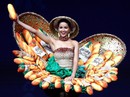 Váy "bánh mì" tỏa sáng cùng trang phục dân tộc rực rỡ Váy "bánh mì" tỏa sáng cùng trang phục dân tộc rực rỡ