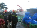 Lật xe, 34 tấn axit chảy tràn ra đường, khói mù mịt Lật xe, 34 tấn axit chảy tràn ra đường, khói mù mịt