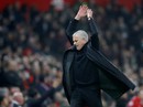 Mourinho: Học trò đòi sa thải, báo chí tố lăng nhăng bồ trẻ Mourinho: Học trò đòi sa thải, báo chí tố lăng nhăng bồ trẻ