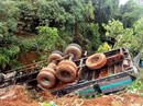 Tài xế và phụ xe cùng xe chở cà phê lao xuống vực sâu 20 m Tài xế và phụ xe cùng xe chở cà phê lao xuống vực sâu 20 m