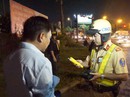 Khoe quen “ông này, bà kia” thách thức CSGT Khoe quen “ông này, bà kia” thách thức CSGT
