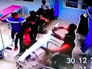 Mâu thuẫn, hàng chục thanh niên liên tục hành hung người Mâu thuẫn, hàng chục thanh niên liên tục hành hung người