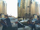 "Ăn" đấm vì lái xe trên vỉa hè còn bóp còi đòi nhường đường "Ăn" đấm vì lái xe trên vỉa hè còn bóp còi đòi nhường đường