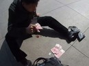 Thoát chết nhờ... rải tiền ra đường Thoát chết nhờ... rải tiền ra đường