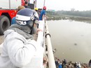Thanh niên "mất tích", để lại điện thoại và xe máy trên cầu Thanh niên "mất tích", để lại điện thoại và xe máy trên cầu