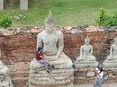 Nữ du khách bị “ném đá” vì ngồi vào lòng tượng Phật Nữ du khách bị “ném đá” vì ngồi vào lòng tượng Phật