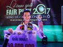 Nhận cúp Fair Play, Văn Toàn tặng hết tiền thưởng cho người hạng 3 Nhận cúp Fair Play, Văn Toàn tặng hết tiền thưởng cho người hạng 3