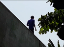 Video: Vây bắt kẻ ngáo đá nhảy cầu, leo lên nhà dân cố thủ Video: Vây bắt kẻ ngáo đá nhảy cầu, leo lên nhà dân cố thủ