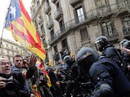 Cựu thủ hiến bị bắt, biểu tình ở Catalonia bùng nổ khốc liệt Cựu thủ hiến bị bắt, biểu tình ở Catalonia bùng nổ khốc liệt