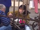 Du khách Trung Quốc vô tư ăn uống ở di tích Ý Du khách Trung Quốc vô tư ăn uống ở di tích Ý