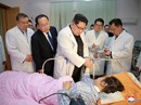 Hành động hiếm thấy của ông Kim Jong-un Hành động hiếm thấy của ông Kim Jong-un
