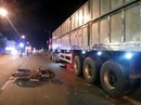 Tông vào xe đầu kéo đậu ven đường, một người tử vong Tông vào xe đầu kéo đậu ven đường, một người tử vong