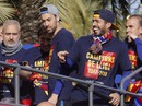 Barcelona diễu hành mừng vô địch, khoe hai cúp tại Catalonia Barcelona diễu hành mừng vô địch, khoe hai cúp tại Catalonia