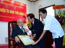 Nhà tình báo huyền thoại Mười Hương nhận Huy hiệu 75 năm tuổi Đảng Nhà tình báo huyền thoại Mười Hương nhận Huy hiệu 75 năm tuổi Đảng