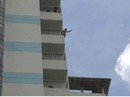 Thanh niên khỏa thân, đòi nhảy từ tầng 10 Bệnh viện Đồng Nai Thanh niên khỏa thân, đòi nhảy từ tầng 10 Bệnh viện Đồng Nai