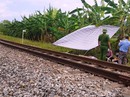Kê đầu trên đường ray, nam thanh niên bị tàu cán tử vong Kê đầu trên đường ray, nam thanh niên bị tàu cán tử vong